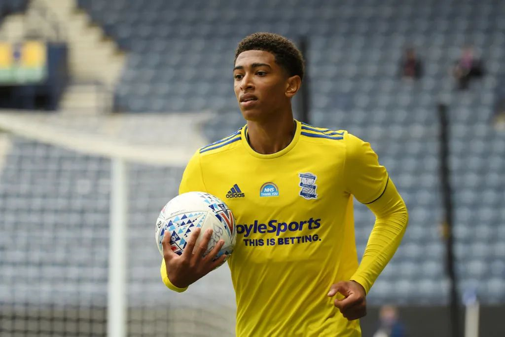 队由防守反 队由防守反